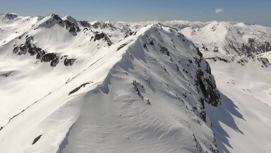 积雪覆盖的山峰