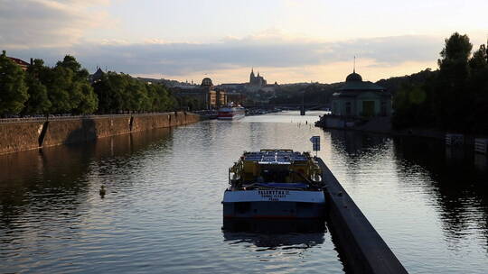 日落前的布拉格城内的伏尔塔瓦河