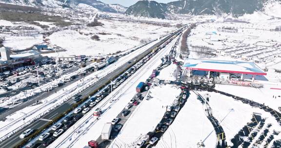 大雪极端天气造成高速公路堵车交通拥堵