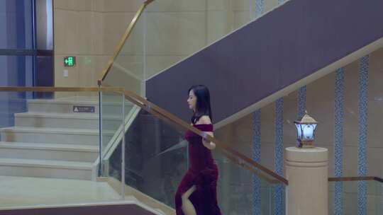美女上楼梯走路视频素材模板下载