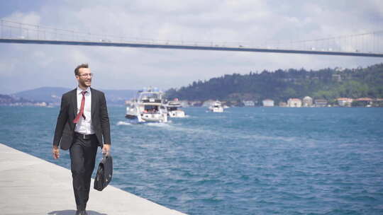 快乐而微笑的商人。他走在城市的博斯普鲁斯海峡上。