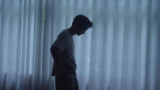 情绪低落失败男人孤独背影心情烦躁