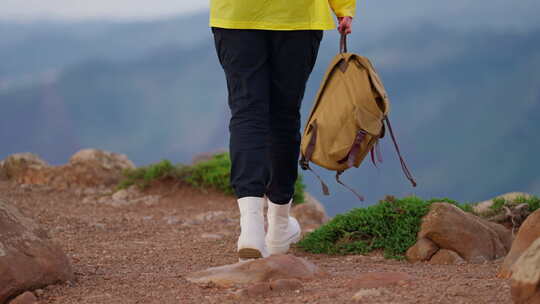 旅行相机白色登山鞋跟随旅行或冒险的女性年视频素材模板下载