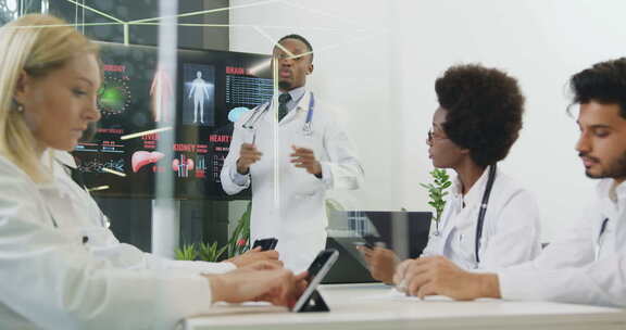 医生在数码屏幕上以人体内部器官为主题发表
