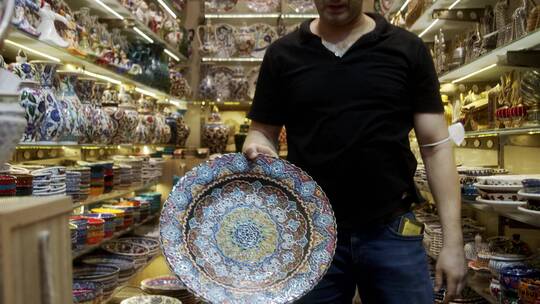 卖家展示陶瓷餐盘