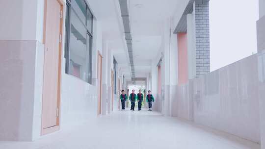 4K学生走廊奔跑视频素材模板下载