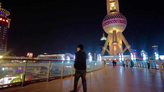 上海浦东新区陆家嘴环岛游客游玩人流夜景视