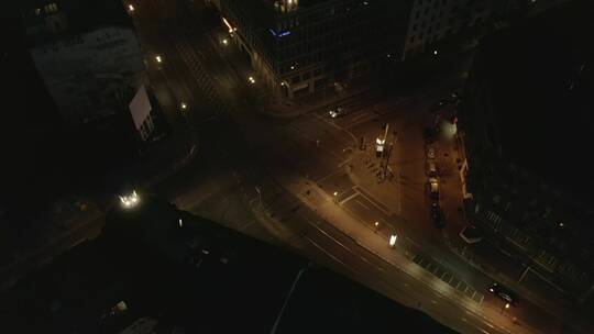 夜晚城市十字路口的交通航拍