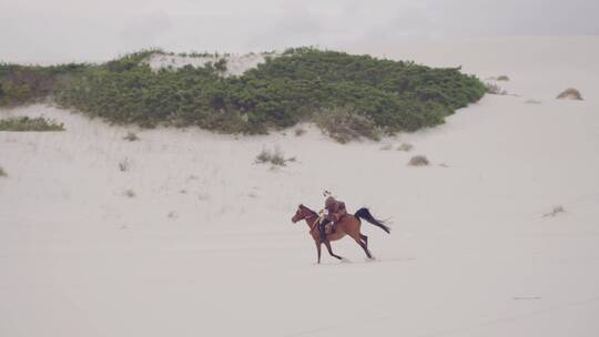 男人在沙漠中骑马
