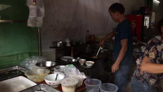 传统美食摊贩做汤粉