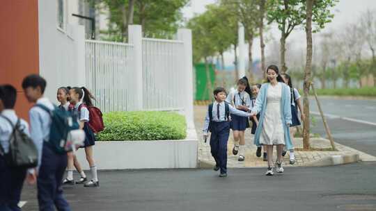 妈妈送孩子上学