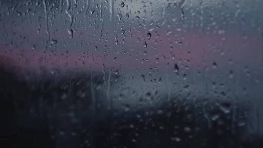 窗户从玻璃上流下的雨珠