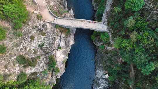 法国南部Ardeche省的Le Pont du Diable或恶魔桥Ain Thueyts村