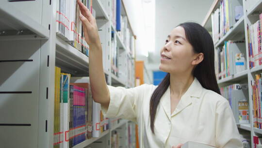 亚洲东方中国女性在图书馆看书学习