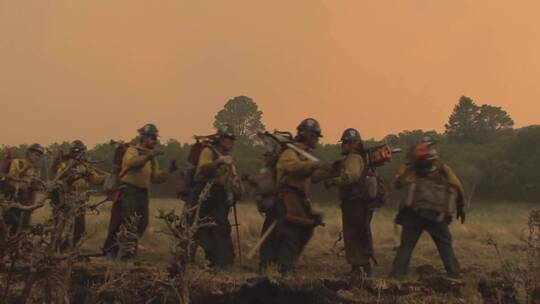消防员扑灭森林大火视频素材模板下载