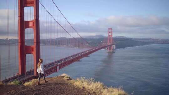 旧金山金门大桥桥边的女孩视频素材模板下载