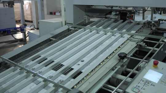 快速运行中的印刷厂机器设备4视频素材模板下载