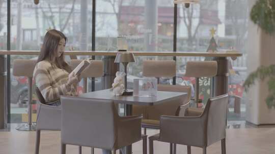 文艺女青年咖啡馆阅读的安静时光