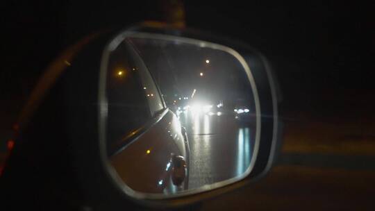 行驶时后视镜里的车灯