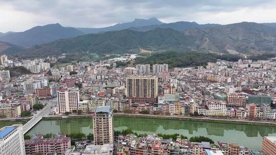 航拍广东香格里拉云髻山下的新丰县城市风光