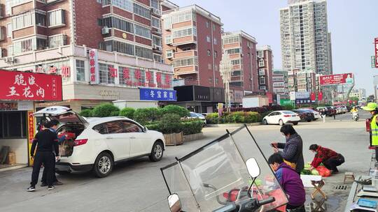 疫情小区门店步行街路上行人街头景象