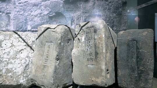 北京圆明园遗址公园的文物砖石