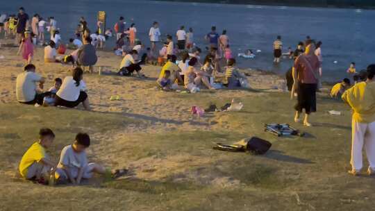 滨河城市晚上河边玩耍的人群视频素材模板下载