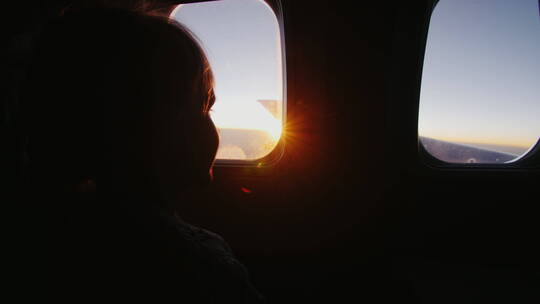 透过飞机窗户看日出