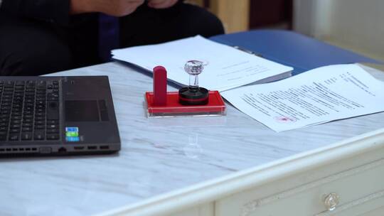 谈判成功客户合同上签字盖章压手印