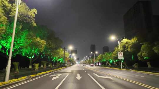 城市夜晚开车第一视角汽车窗外沿途风景马路