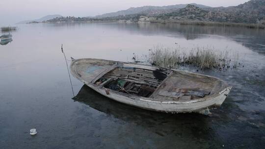 破旧的渔船在湖面