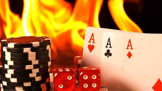 扑克牌_骰子和赌场筹码后面燃烧的火视频素材模板下载