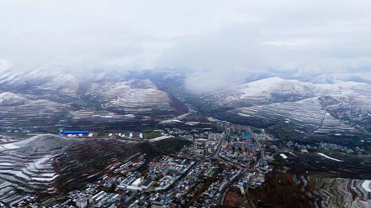 无人机群山梯田雪景环绕高清在线视频素材下载