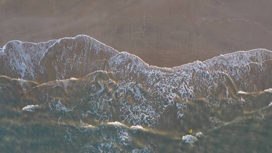 海边沙滩海水浪花拍打俯拍航拍美丽海岸线