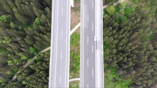 飞越乡村的高架公路