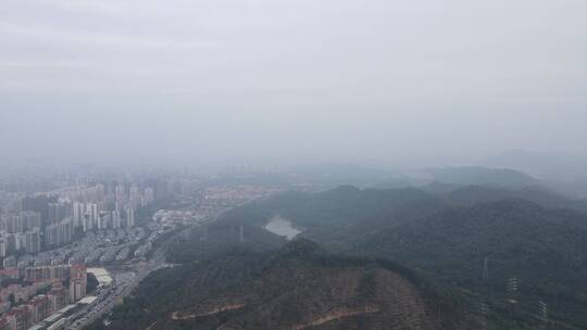 灰霾天气的城市山地