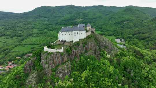 匈牙利福泽山顶上中世纪城堡的鸟瞰图