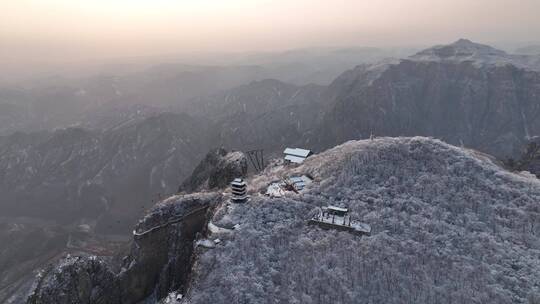 航拍焦作云台山峰林峡山脉冬季雾凇雪景