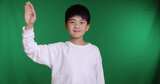 帅气的中国小男孩做手势挥手再见8K实拍高清在线视频素材下载