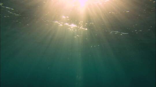 海水下的丁达尔光线