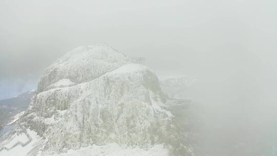 航拍雪山雪景