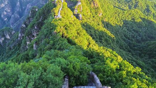 夏季早晨阳光下青山云海长城风光