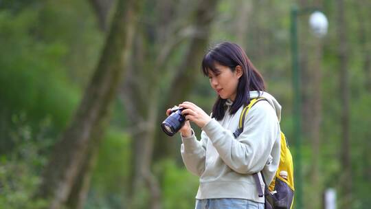 年轻活力青春女孩户外郊游踏青公园相机拍照