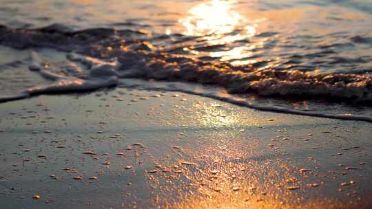 沙滩海浪阳光日出日落黄昏阳光照在沙滩海滩