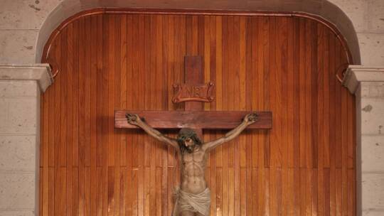 十字架上的基督详细地出现在教堂的墙上