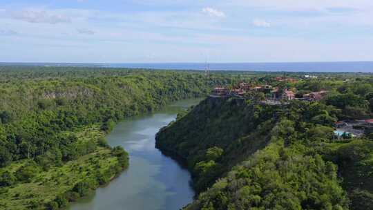 拉罗马纳悬崖上的阿尔托斯·德·查冯村俯瞰河流；空中推进