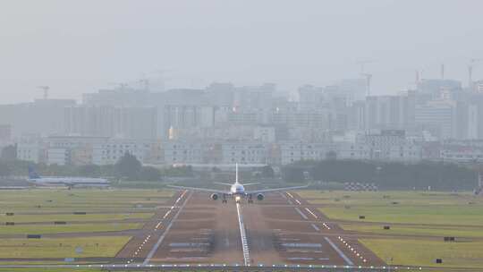 深圳机场起飞的台湾中华航空飞机