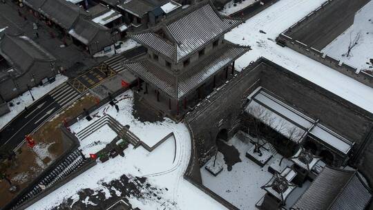 航拍太原古城北门雪景旋转下降