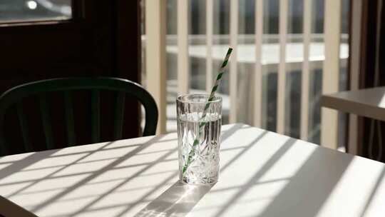 室内阳光下的玻璃杯