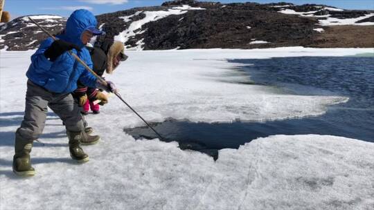 北极因纽特家族狩猎 冰钓北极鲑鱼 合集